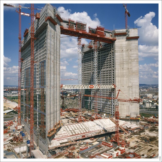 Les travaux de la Grande Arche le 1er mai 1987. ©Bouygues Construction, Pascal Cornier 