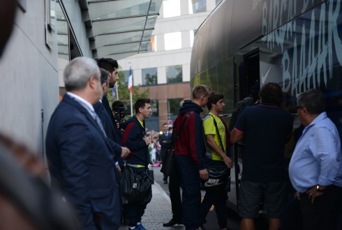 Lionel Messi entrant dans le bus du Barça - Defense-92.fr